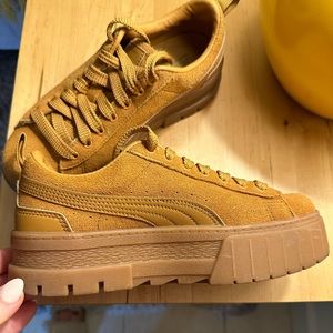 Super cute platform puma suede tennis shoes 7 women’s.